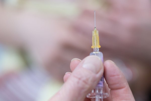 Eine Schülerin in Remscheid stirbt nach einer Meningokokken-Infektion - die Krankheit ist selten aber gefährlich - © Sebastian Kahnert/dpa-Zentralbild/ZB