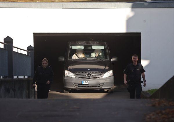 Im Amtsgericht Rostock wurde der Verdächtigen der Haftbefehl verlesen. Danach verließ ein Fahrzeug die Tiefgarage. - © Danny Gohlke/dpa
