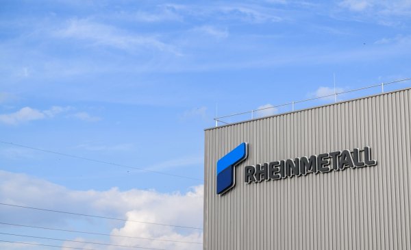 In diesem Rheinmetall-Werk im niedersächsischen Unterlüß werden Artilleriegranaten hergestellt, in Neuss hingegen soll es bald mit der Produktion von Aufklärungssatelliten losgehen. - © Julian Stratenschulte/dpa