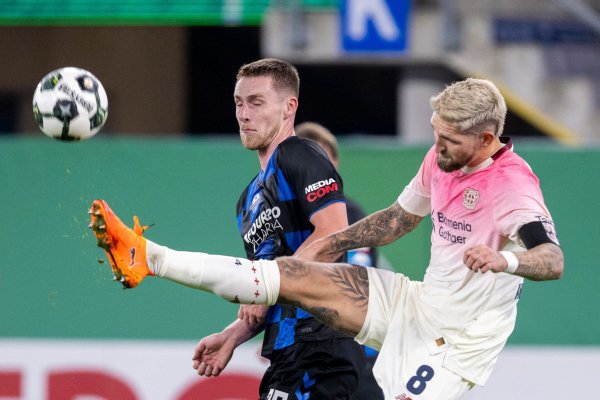 Zweikampfstark: Bayer-Kapitän Robert Andrich (r). (Archivbild) - © David Inderlied/dpa