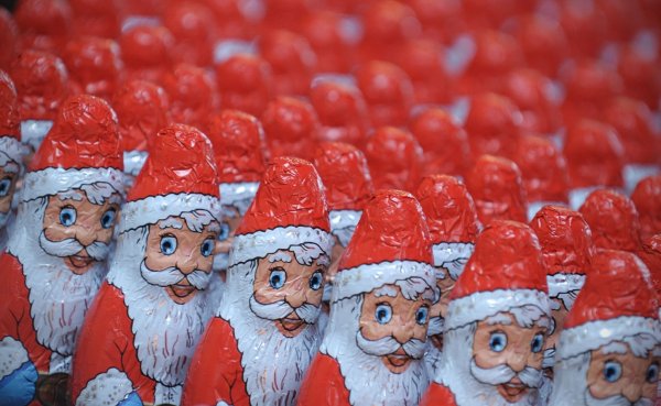 Schoko-Weihnachtsmänner sind beliebt - sowohl bei Kindern als auch bei Erwachsenen. - © Oliver Mehlis/dpa-Zentralbild/dpa
