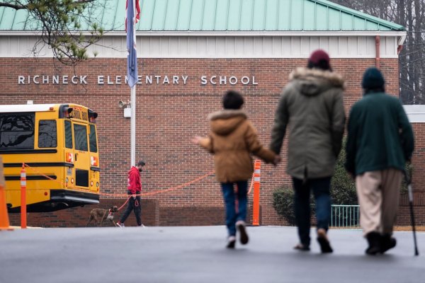 Ein Sechsjähriger hatte 2023 in einer Grundschule in Newport News auf seine Lehrerin geschossen. (Archivbild) - © Billy Schuerman/The Virginian-Pilot via AP/dpa