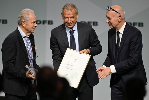 Bernard Dietz (l) wird von Jürgen Klinsmann und DFB-Präsident Bernd Neuendorf für die Ernennung zum Ehrenspielführer gratuliert. - © Arne Dedert/dpa