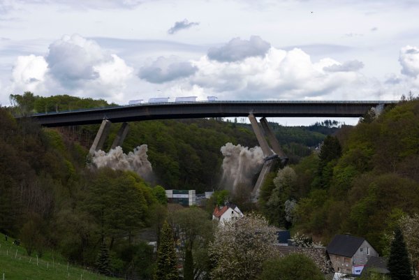Die Rahmede-Talbrücke der A45 musste wegen schwerer Schäden kurzfristig gesperrt und schließlich abgerissen werden. (Archivbild) - © Christoph Reichwein/dpa