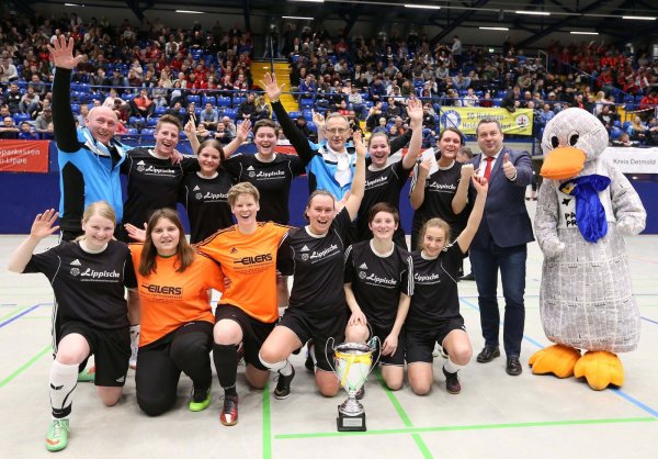 Happy: Erster Gratulant der Frauen des FC Donop-Voßheide war Landrat Dr. Axel Lehmann (neben Paula Print). - © Paul Cohen