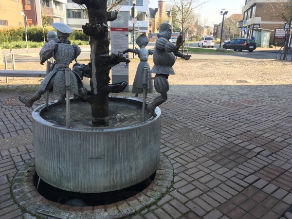 Der Kanzlerbrunnen in Lemgo ist gleich mehrfach angefahren und beschädigt worden. - © Till Brand