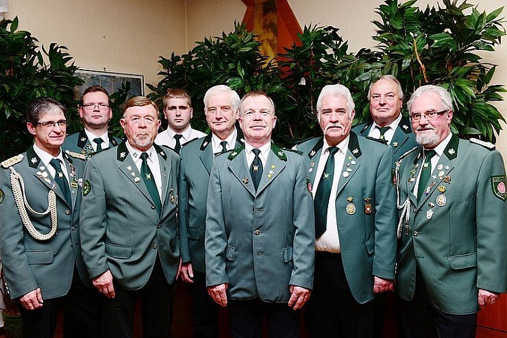 Oberst Reiner Lewandowsky, Thomas Zange, Heinz Meier, Alexander Mische, Reinhold Briese, Wilfried Witt, Bernd Köster, Reiner Rissiek und Vorsitzender Paul Köster (von links). - © Foto: Gallisch