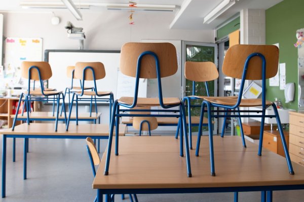 Stühle stehen in einem Klassenzimmer auf den Tischen. - © Sebastian Kahnert/dpa-Zentralbild/dpa/Symbolbild