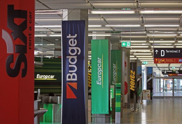 Für viele beliebte Reiseziele in Europa sind die Mietwagenpreise niedriger als vor einem Jahr. - © Oliver Berg/dpa