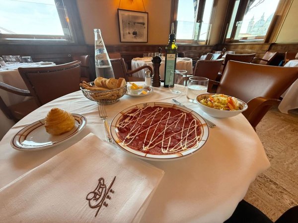 Ein Teller Rindfleisch, ein Schüsselchen Eisbergsalat - sonst nichts. - © Christoph Sator/dpa