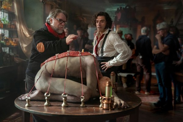 Regisseur Guillermo del Toro und Frankenstein-Darsteller Oscar Isaac in einer Filmszene. - © Ken Woroner/Netflix via AP/dpa