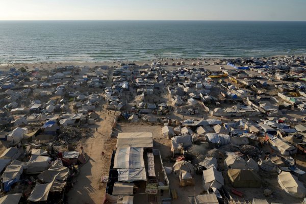 Ein behelfsmäßiges Zeltlager für vertriebene Palästinenser nahe Gaza - © Jehad Alshrafi/AP/dpa