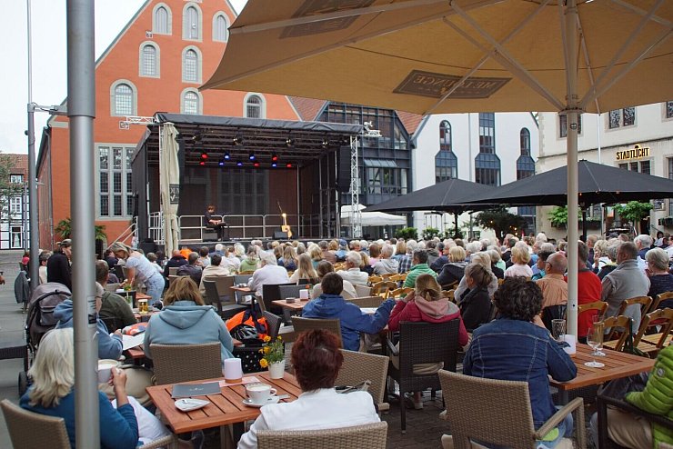 Der Lemgoer Marktplatz bietet wie jedes Jahr die Bühne für den Sommertreff. Dabei wird er für wenige Wochen zum Kultur-Hotspot. - © Alte Hansestadt Lemgo