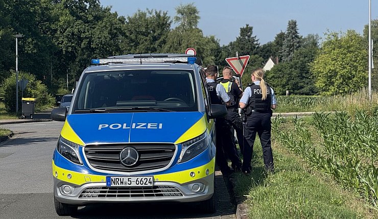 Die Polizei streift derzeit weiträumig durch das Gebiet zwischen den Gefängnissen in Ummeln und der A33. - © Paul Brinkmann