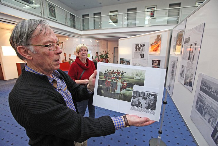 <p class="articletextcaption">Alte Fotos: Charles Vlaanderen und Isabella Oetzel vom Heimatverein bauen die Jubiläumsausstellung auf.</p> 
- © Vera Gerstendorf-Welle