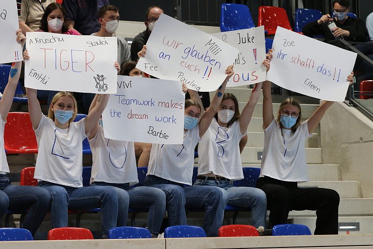 Einige A-Jugend-Spielerinnen der HSG Blomberg-Lippe unterstützten die "B" und feuerten sie auf der Tribüne kräftig an. - © Oliver König