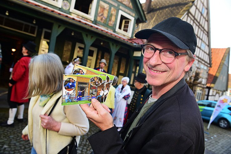 Künstler Stefan Demming zeigt die Postkarte, die er bereits für die Stadt Gelsenkirchen erstellt hat - © Nicole Ellerbrake
