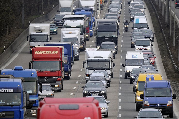 Stau auf der A2 in Richtung Hannover: Der ACE rät dazu, am 1. Weihnachtsfeiertag zu fahren. Er sei „der ruhigste Tag“ der Weihnachtszeit. - © picture alliance / dpa