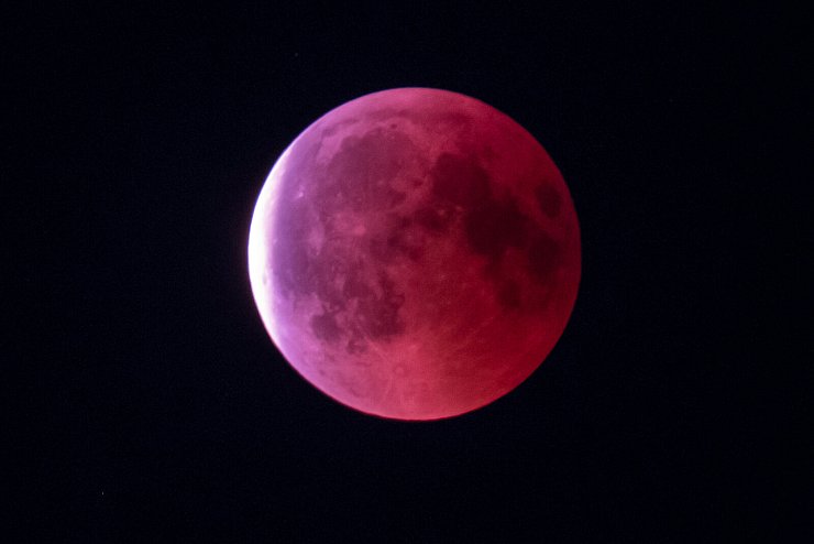 Charakteristisch für den Blutmond ist eine rote Färbung. - © Endrik Wolff