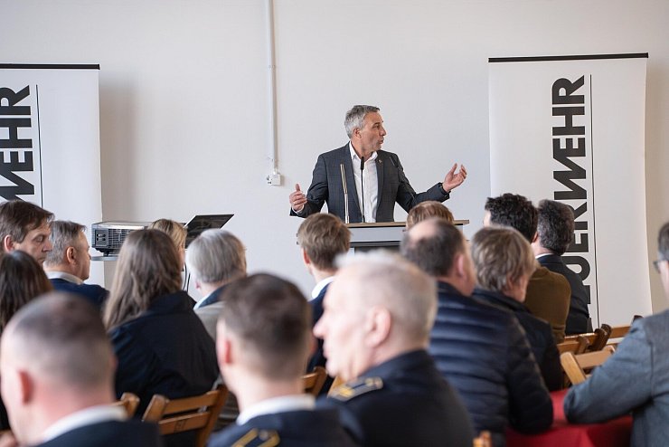 Bürgermeister Dirk Tolkemitt begrüßt in der Fahrzeughalle der Wache 

die rund 180 geladenen Gäste. Er berichtet über den Baufortschritt, dieses 

"Mammutprojekts". - © Leon Stock/ Feuerwehr Bad Salzuflen