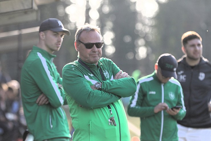 Oerlinghausens Obmann Gregor Kramer vertrat Trainer Manuel Roßblatt. - © Oliver König