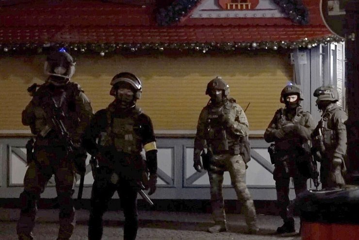 Spezialeinsatzkräfte der Polizei sind im Einsatz auf dem Weihnachtsmarkt in Magdeburg. - © Thomas Schulz/dpa