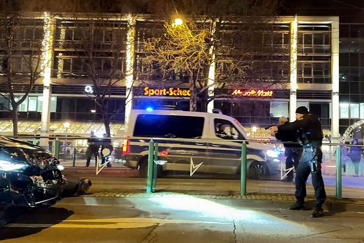 Das Standbild aus einem Video zeigt Polizisten bei der Festnahme einer tatverdächtigen Person am Weihnachtsmarkt in Magdeburg. - © Privat/TNN/dpa