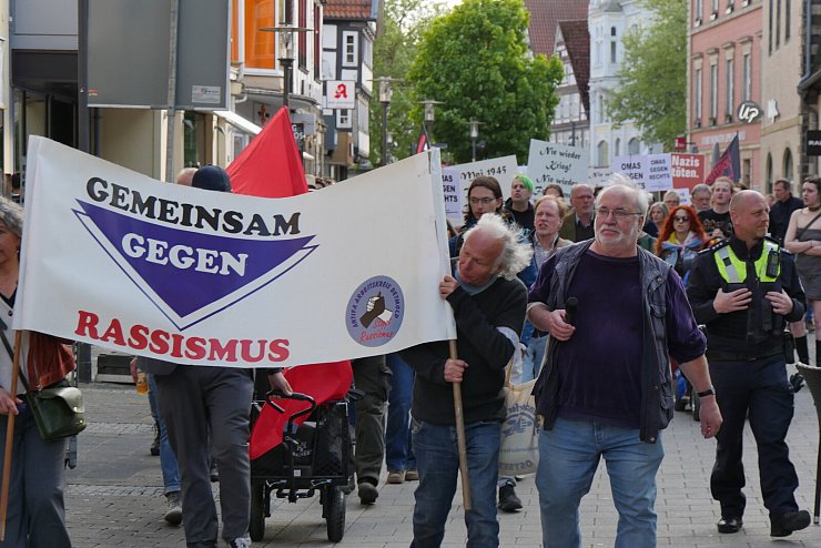 Etwa 200 Lipperinnen und Lipper warnen zum Jahrestag der Befreiung vom Nationalsozialismus bei einem Demozug durch die Detmolder Innenstadt vor einem Wiedererstarken rechter Ideologie. - © Jost Wolf