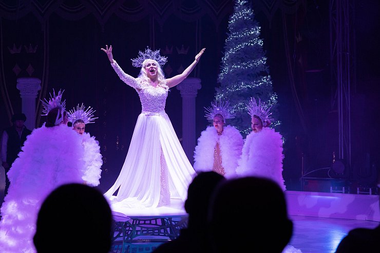 Der Paderborner Weihnachtscircus verzaubert jedes Jahr mit einer beeindruckenden Mischung aus Akrobatik, Comedy und faszinierenden Darbietungen. - © Niklas Tüns
