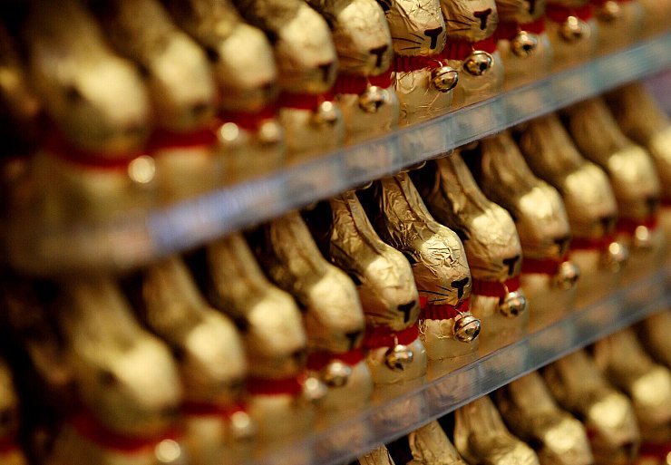 Wer dieses Jahr Schokolade fürs Osternest kauft, zahlt deutlich mehr – und bekommt weniger. 2025 werden zudem weniger Schoko-Osterhasen produziert. - © picture alliance / Oliver Berg/dpa