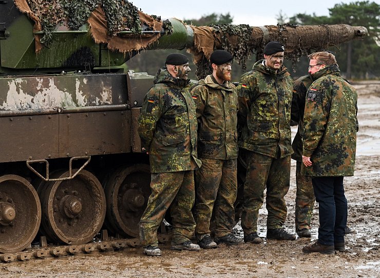 Verteidigungsminister Boris Pistorius (SPD) stattete dem Panzerbataillon 203 in Augustdorf im Frühjahr 2023 einen Besuch ab. - © picture alliance/dpa