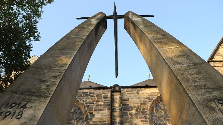 Auch das Denkmal hinter dem Münster ist in der ZDFneo-Serie "Hameln" zu sehen. - © Dana Pollock