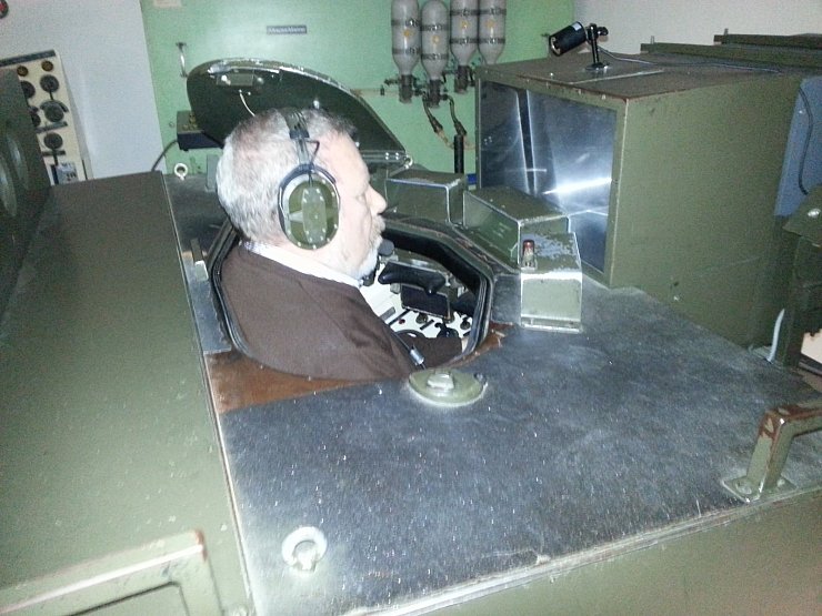 Im Panzersimulator: Dr. Berthold Taake schaut auf den Monitor. - © Thorsten Engelhardt