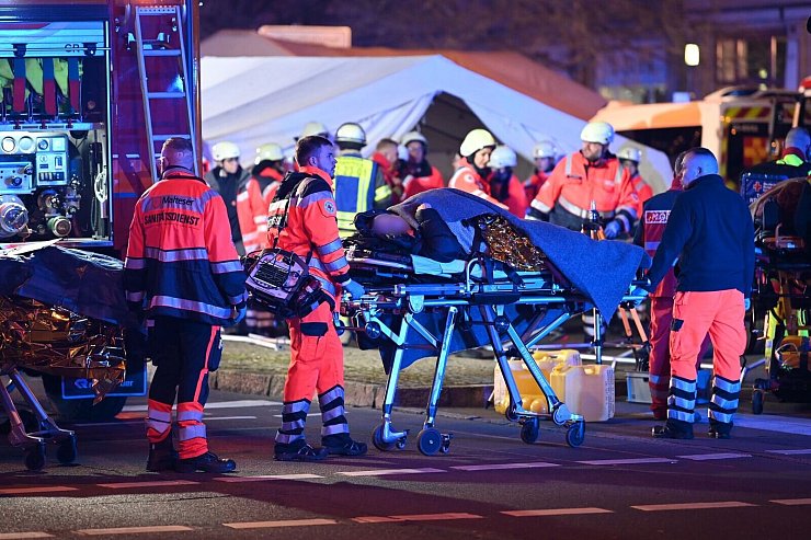 Einsatzkräfte von Rettungsdiensten, Polizei und Feuerwehr sind im Einsatz auf dem Weihnachtsmarkt in Magdeburg. - © Heiko Rebsch/dpa