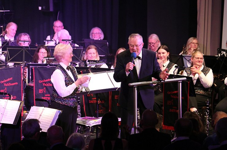 Lothar Tarnow und Vorsitzende Susanne Sundhoff bei ihrem Auftritt. - © Orchester Vahlhausen