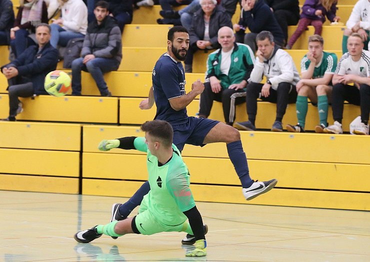 Salzuflens Kevin Obaro scheitert an Lüerdissens Keeper Luca Sievert. - © Paul Cohen