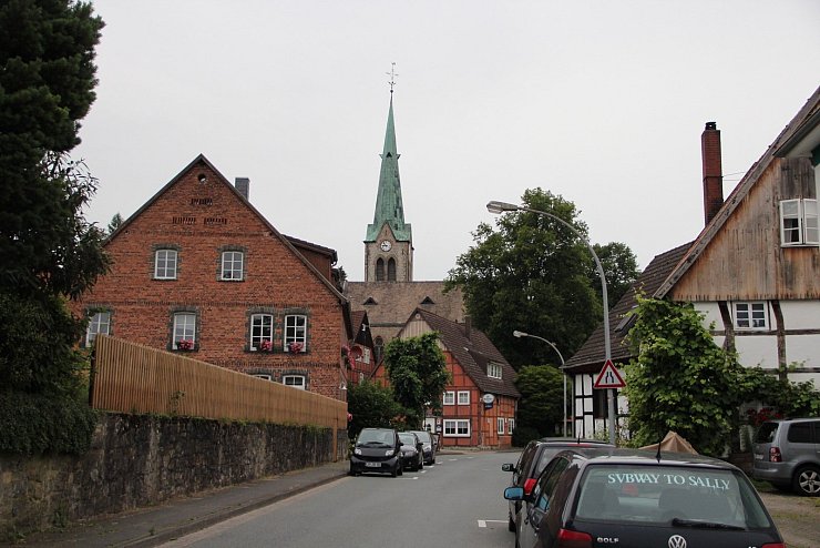 Blick auf die Hillentrupper Kirche im Ortskern. - © Heidi Stork