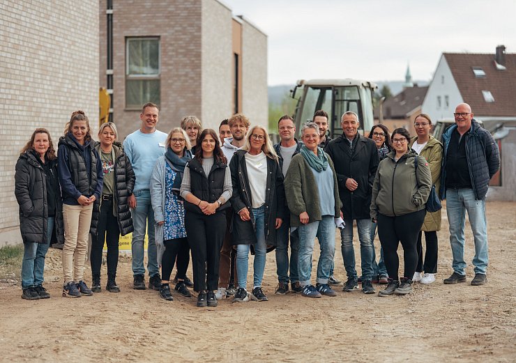 Bürgermeister Dirk Tolkemitt (Fünfter von rechts) mit Vertretern der "Deutschefachpflege" auf der Baustelle. - © "Deutschefachpflege"