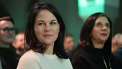 Annalena Baerbock (l, B&uuml;ndnis 90/Die Gr&uuml;nen), Bundesau&szlig;enministerin, kommt im Februar nach Bielefeld. - &copy; dpa