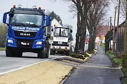 Auf der Bundesstra&szlig;e werden die Fahrbahn sowie Geh- und Radwege erneuert. - &copy; Raphael Bartling