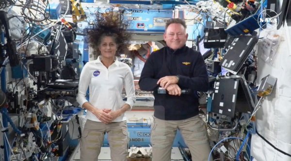Auf einer Nasa-Pressekonferenz mit Schaltung zur ISS zeigten sich die zwei gestrandeten Astronauten gut gelaunt. - © Uncredited/NASA/AP/dpa
