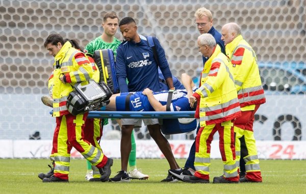Linus Gechter konnte nach dem schweren Zusammenprall nicht eigenständig vom Platz gehen. - © Andreas Gora/dpa