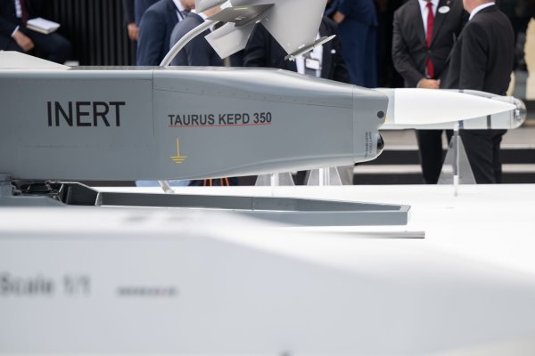 Ein Modell des Marschflugkörpers Taurus. (Archivbild) - © Sebastian Christoph Gollnow/dpa