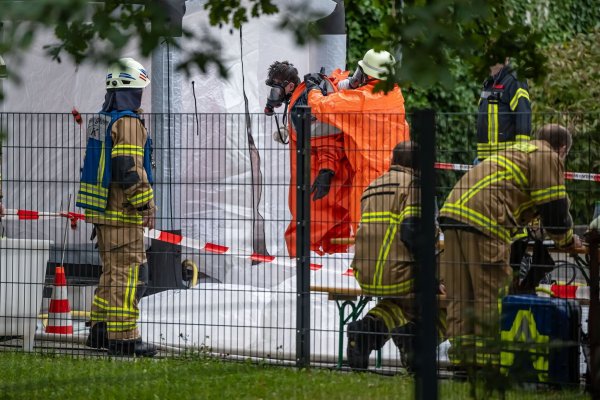 Weil unklar ist, welche Substanz am Klinikum in Lüdenscheid ausgetreten ist, ist die Feuerwehr im Gefahrguteinsatz. - © Markus Klümper/dpa