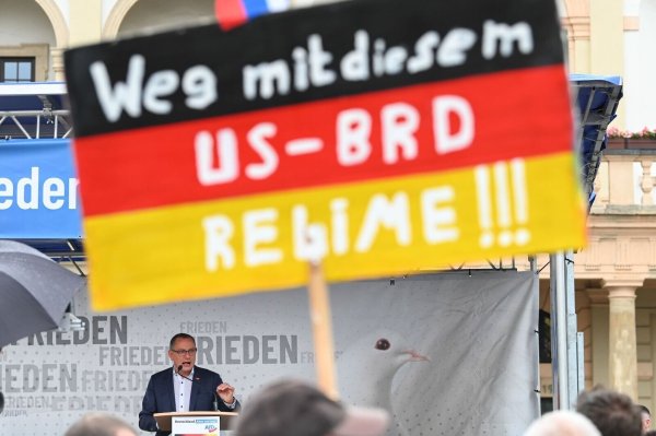 Ein antiamerikanisches Plakat auf einer AfD-Kundgebung mit Bundessprecher Tino Chrupalla in Magdeburg (Archivbild). - © Heiko Rebsch/dpa