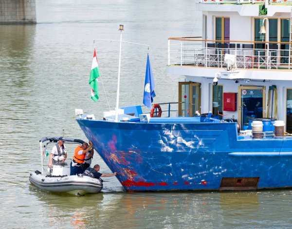 Polizeiermittler untersuchen im ungarischen Komarom den Bug eines Flusskreuzfahrtschiffes nach einer mutmaßlichen Kollision. - © Csaba Krizsan/MTI/AP/dpa