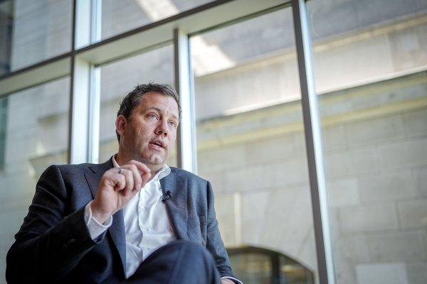 Klingbeil hat bisher keinen Zweifel daran gelassen, dass Scholz 2025 wieder Kanzlerkandidat der SPD wird - als Herausforderer wäre ihm Merz ganz recht. - © Kay Nietfeld/dpa