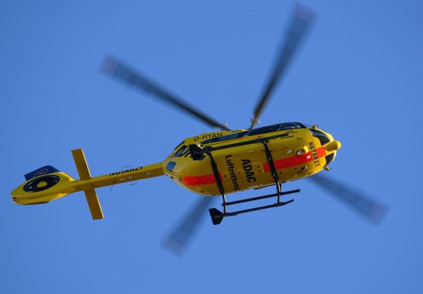 Ein Rettungshubschrauber bringt den Schwerverletzten in eine Spezialklinik. - © Robert Michael/dpa