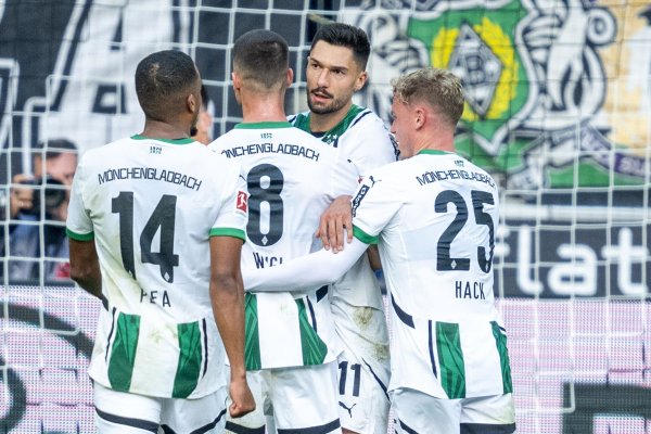 Gladbach bejubelt Tim Kleindienst (2.v.r) - © David Inderlied/dpa