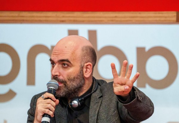 Der Bestsellerautor Roberto Saviano hat auf der Frankfurter Buchmesse seine Kritik an der rechten Regierung Italiens bekräftigt. - © Andreas Arnold/dpa